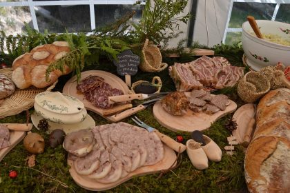 buffet campagnard chic avec plats variés et élégants pour une fête familiale