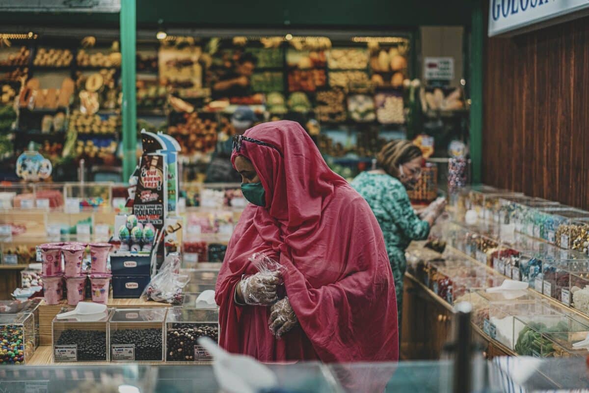une femme faisant ses courses dans une épicerie